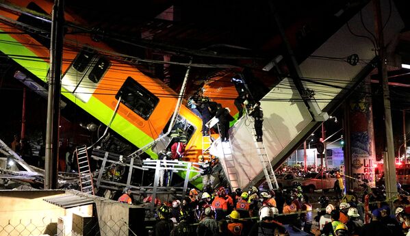 Спасатели работают на месте обрушения эстакады метро с вагонами поезда на станции Olivos в Мехико (4 мая 2021). Мексика - Sputnik Армения