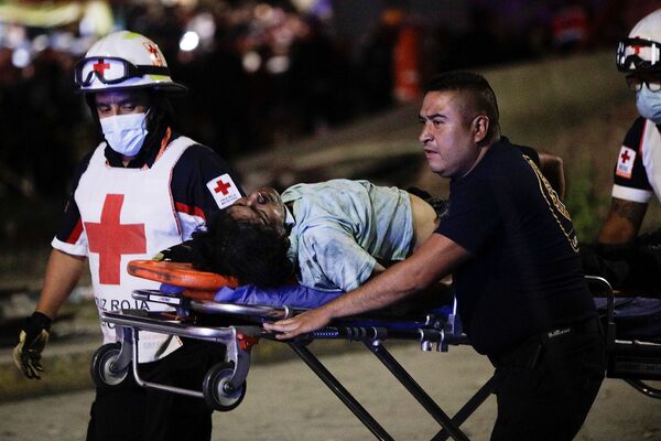 Спасатели помогают пострадавшим на месте обрушения эстакады с поездом на оживленную дорогу в Мехико (4 мая 2021). Мексика - Sputnik Армения