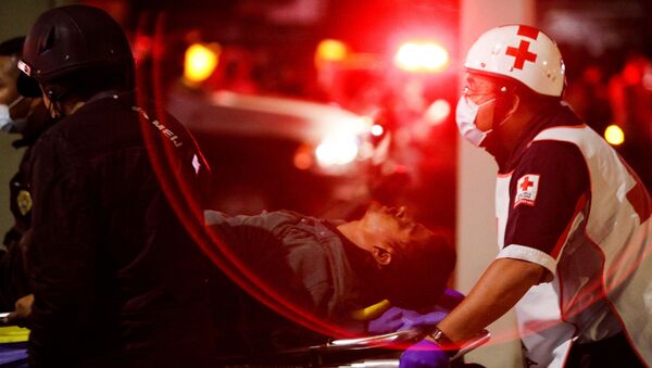 Спасатели помогают пострадавшим на месте обрушения эстакады с поездом на оживленную дорогу в Мехико (4 мая 2021). Мексика - Sputnik Армения