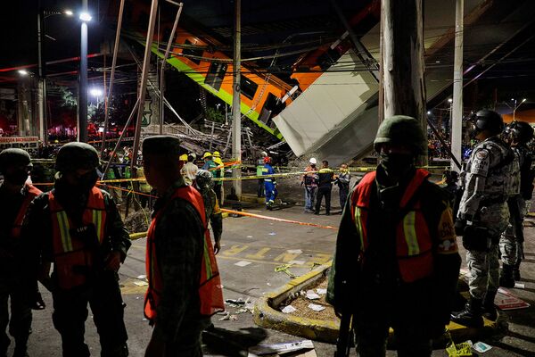 Спасатели работают на месте обрушения эстакады с поездом на оживленную дорогу в Мехико (4 мая 2021). Мексика - Sputnik Армения
