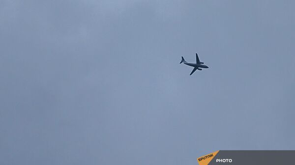 Самолет с освобожденными военнопленными на борту пролетает над аэропортом Эребуни (4 мая 2021). Еревaн - Sputnik Արմենիա