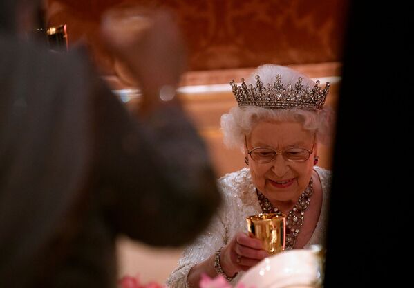 Королева Елизавета II поднимает свой бокал на ужине Королевы 19 апреля 2018 года в Лондоне. - Sputnik Армения