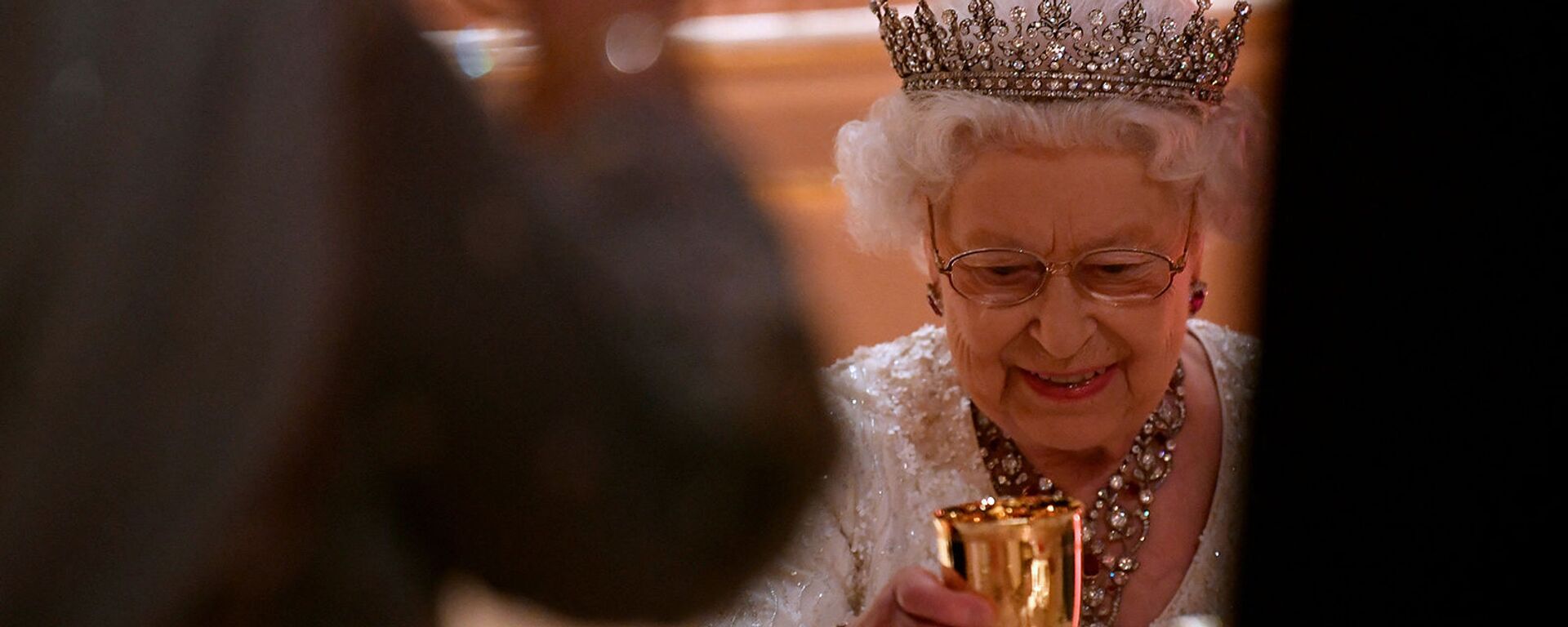 Королева Великобритании Елизавета II поднимает свой бокал во время выступлений в Картинной галерее на Ужине Королевы (19 апреля 2018). Лондон - Sputnik Армения, 1920, 05.05.2021