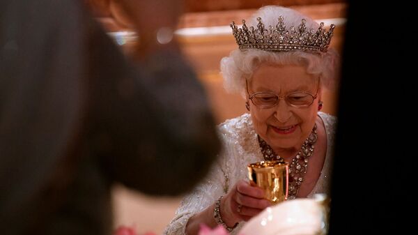 Королева Великобритании Елизавета II поднимает свой бокал во время выступлений в Картинной галерее на Ужине Королевы (19 апреля 2018). Лондон - Sputnik Армения