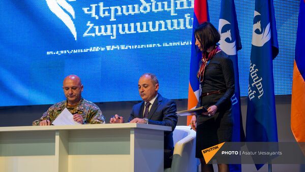 Ваге Акопян на съезде партии Возрождающаяся Армения (5 мая 2021). Еревaн - Sputnik Армения