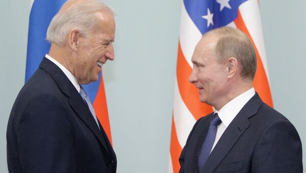 Владимир Путин и Джо Байден обмениваются рукопожатием - Sputnik Արմենիա
