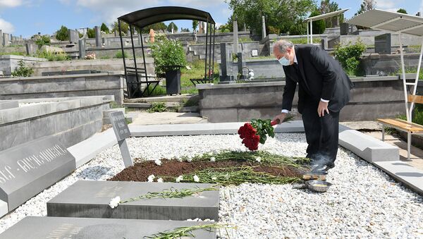 Президент Армен Саркисян возлагает цветы на могилу Аркадия Тер-Тадевосяна (6 мая 2021). Еревaн - Sputnik Արմենիա