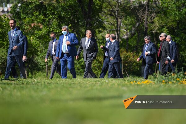 Արա Այվազյանն ու Սերգեյ Լավրովը Հաղթանակի զբոսայգում Արա Այվազյանն ու Սերգեյ Լավրովը Հաղթանակի զբոսայգում - Sputnik Արմենիա