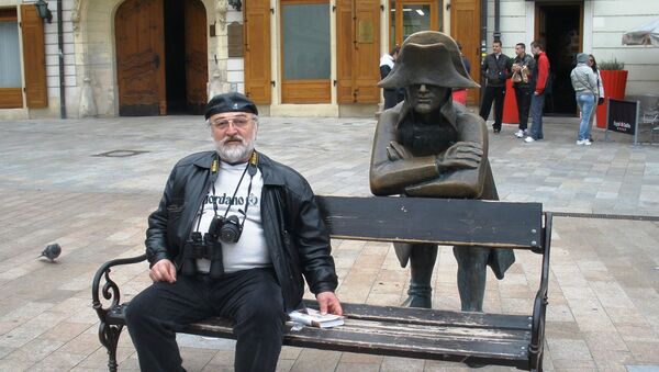Писатель и драматург Рафаэль Акопджанян на скамейке - Sputnik Армения
