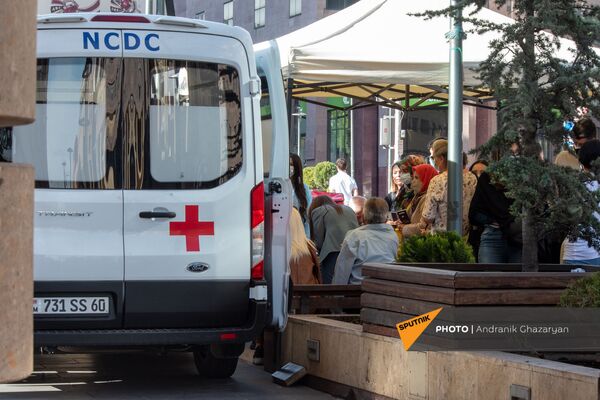 Иностранцы прививаются в мобильной точке по прививке граждан на Северном Проспекте (7 мая 2021 год). Еревaн - Sputnik Армения