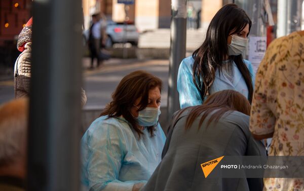 Медицинские работники прививают желающих в мобильной точке на Северном Проспекте (7 мая 2021 год), Еревaн Медицинские работники прививают желающих в мобильной точке на Северном Проспекте (7 мая 2021 год), Еревaн - Sputnik Армения