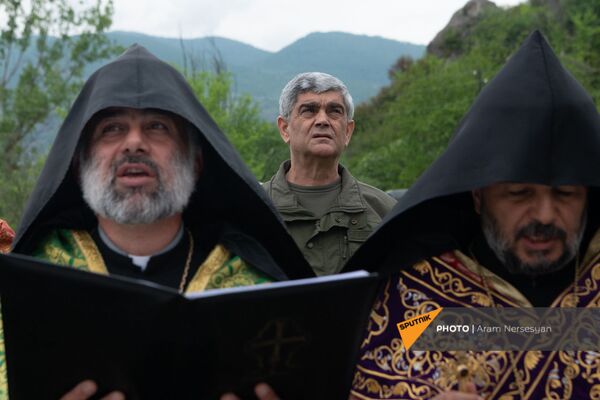 Արցախի հերոս, գեներալ-մայոր Վիտալի Բալասանյանը ժամերգության ժամանակ - Sputnik Արմենիա
