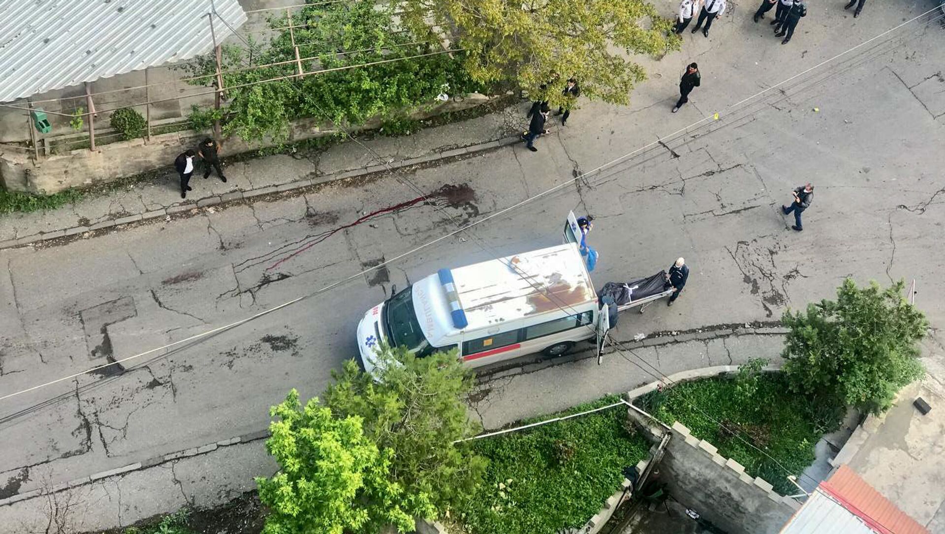 Медики переносят тело убитого с места происшествия (7 мая 2021). Еревaн - Sputnik Армения, 1920, 08.05.2021