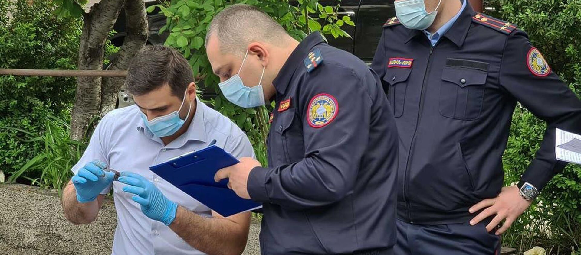 Сотрудники правоохранительных органов работают на месте убийства (8 мая 2021). Еревaн - Sputnik Армения, 1920, 08.05.2021