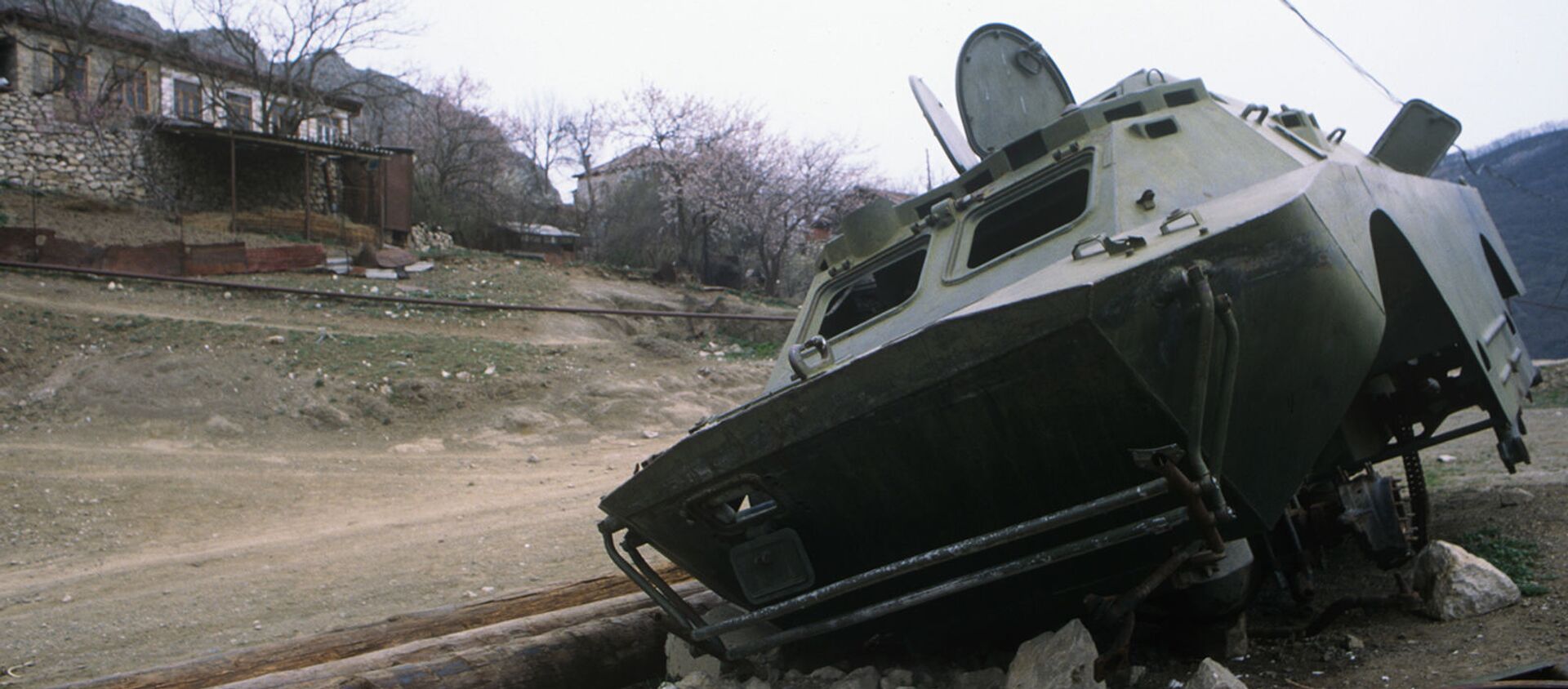 Подбитая в ходе Карабахской войны военная техника у города Шуши (1995 год) - Sputnik Արմենիա, 1920, 09.05.2021