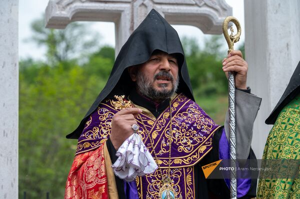 Предводитель Арцахской епархии ААЦ епископ Вртанес Абрамян в Дашушене (7 мая 2021). Карабах - Sputnik Армения