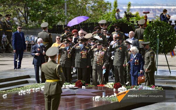 Ветераны ВОВ у мемориала Вечного Огня (9 мая 2021). Еревaн - Sputnik Армения