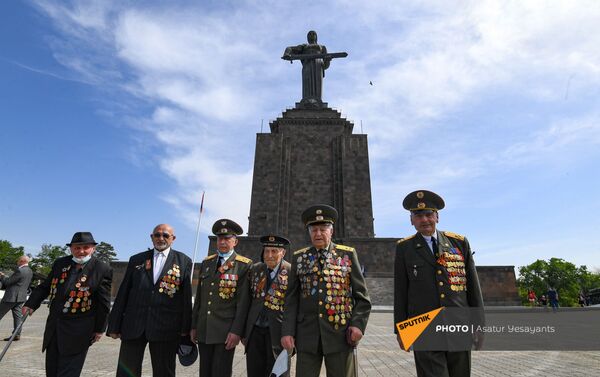 Ветераны ВОВ в Парке Победы (9 мая 2021). Еревaн Ветераны ВОВ в Парке Победы (9 мая 2021). Еревaн - Sputnik Армения