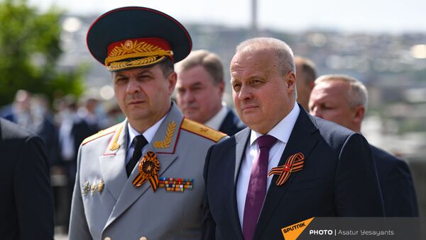 Чрезвычайный и Полномочный посол России Сергей Копыркин в Парке Победы (9 мая 2021). Еревaн - Sputnik Армения