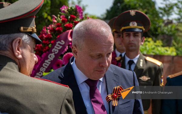 Министр обороны Вагаршак Арутюнян и Чрезвычайный и Полномочный посол России Сергей Копыркин во время возложения цветов к Мемориалу погибших в ВОВ (9 мая 2021). Еревaн Министр обороны Вагаршак Арутюнян и Чрезвычайный и Полномочный посол России Сергей Копыркин во время возложения цветов к Мемориалу погибших в ВОВ (9 мая 2021). Еревaн - Sputnik Армения