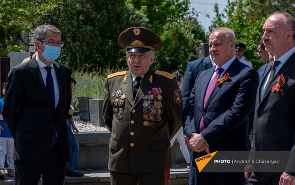 Слева направо: Чрезвычайный и Полномочный посол Казахстана Болат Иманбаев, министр обороны Вагаршак Арутюнян, Чрезвычайный и Полномочный посол России Сергей Копыркин и посол Беларуси Александр Конюк у Мемориала погибших в ВОВ (9 мая 2021). Еревaн Слева направо: Чрезвычайный и Полномочный посол Казахстана Болат Иманбаев, министр обороны Вагаршак Арутюнян, Чрезвычайный и Полномочный посол России Сергей Копыркин и посол Беларуси Александр Конюк у Мемориала погибших в ВОВ (9 мая 2021). Еревaн - Sputnik Армения