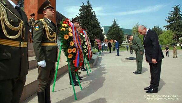 Действующий и бывшие президенты Карабаха Араик Арутюнян, Бако Саакян и Аркадий Гукасян посетили Военный мемориал (9 мая 2021). Степанакерт - Sputnik Армения