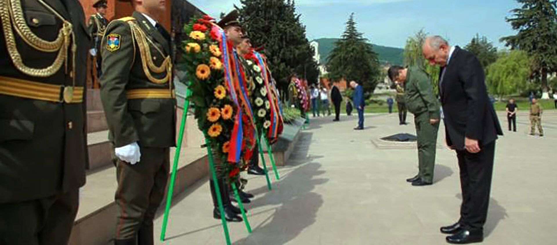 Действующий и бывшие президенты Карабаха Араик Арутюнян, Бако Саакян и Аркадий Гукасян посетили Военный мемориал (9 мая 2021). Степанакерт - Sputnik Արմենիա, 1920, 09.05.2021