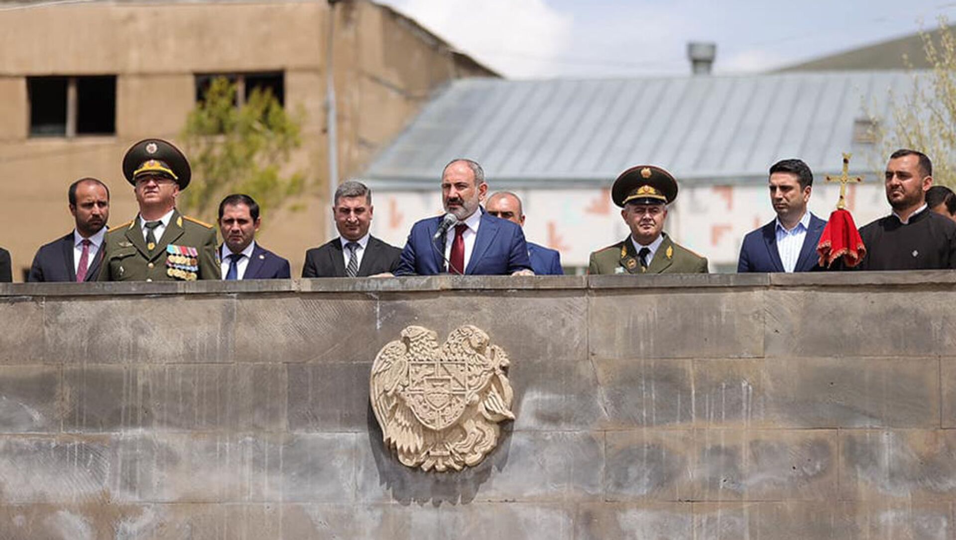 Никол Пашинян в сопровождении начальника Генштаба вооруженных сил Артака Давтяна посетил N военную часть Гегаркуникской области (9 мая 2021) - Sputnik Армения, 1920, 09.05.2021