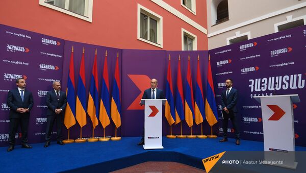 Роберт Кочарян выступает на мероприятии, посвященное началу политического сотрудничества между вторым президентом Робертом Кочаряном, АРФД и партией «Возрождение Армении» (9 мая 2021). Еревaн - Sputnik Արմենիա