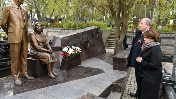 Президент Армен Саркисян почтил память легендарных шпионов Геворка и Гоар Варданянов (9 мая 2021). Москва - Sputnik Армения