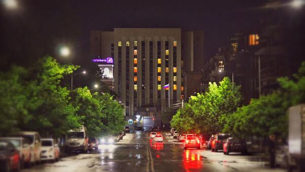 Фасад здания посольства России в Армении с цифрой 76 в честь 76-ой годовщины Победы в Великой Отечественной войне (9 мая 2021). Еревaн - Sputnik Армения