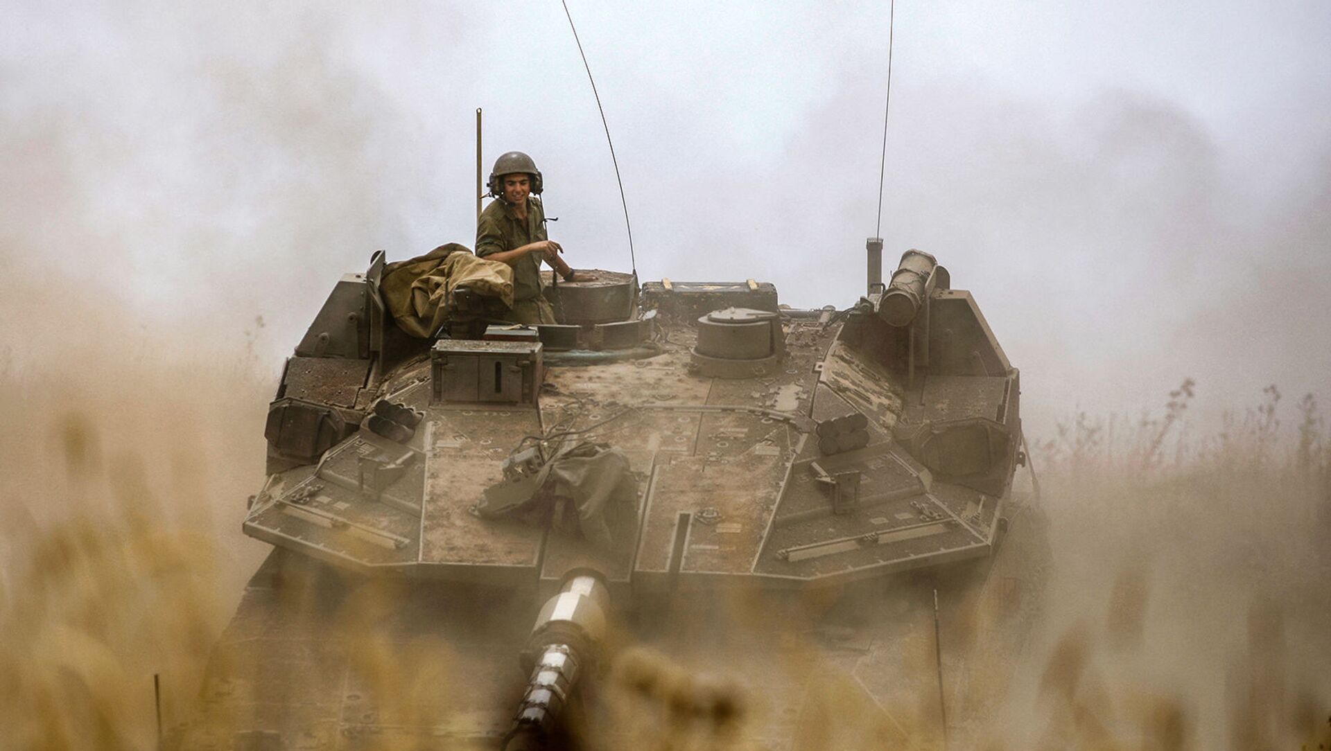 Израильский солдат на боевом танке Меркава Марк IV во время учений возле поселения Кела Алон на Голанских высотах, аннексированных Израилем (9 мая 2021). - Sputnik Армения, 1920, 10.05.2021