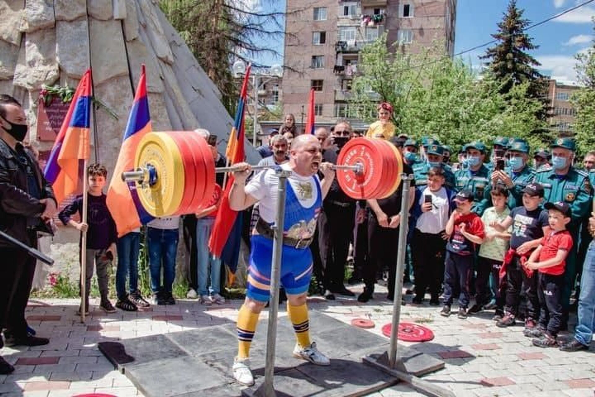 Ванадзорец установил мировой рекорд и посвятил его героям войны в Карабахе. Фото - Sputnik Армения, 1920, 10.05.2021