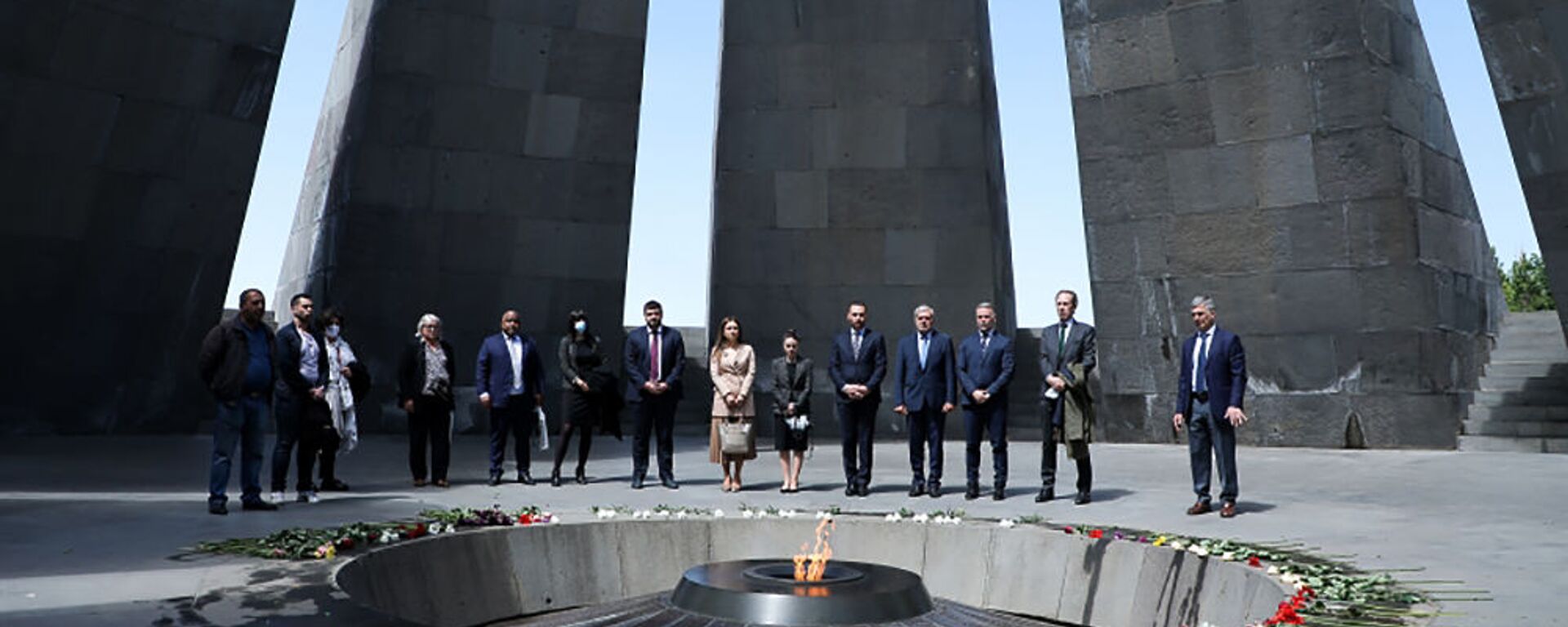 Члены делегации Парламентской ассамблеи Франкофонии посетили Мемориальный комплекс Цицернакаберд (11 мая 2021). Еревaн - Sputnik Արմենիա, 1920, 11.05.2021