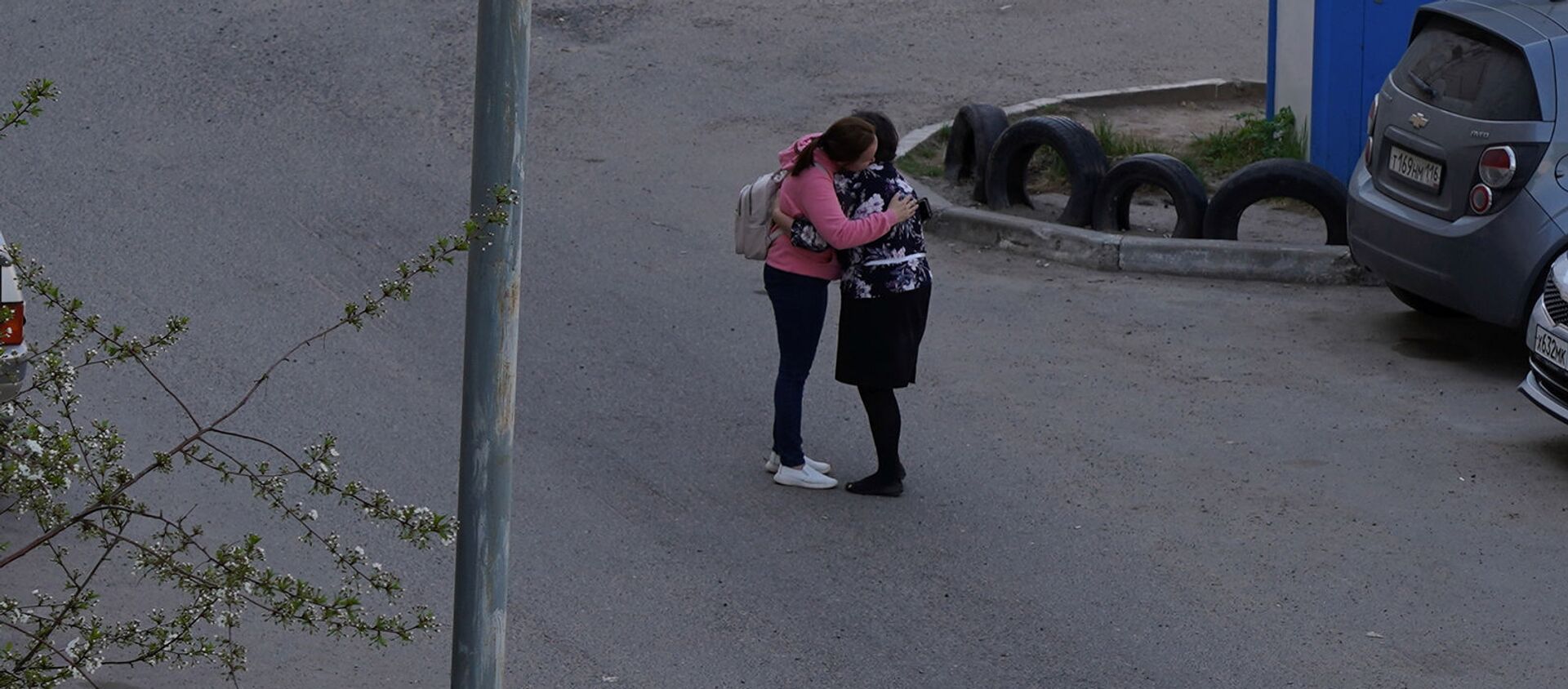 Կինը գրկում է թիվ 175 դպրոցից կրակոցներից հետո դուրս եկած աշակերտուհուն - Sputnik Արմենիա, 1920, 11.05.2021