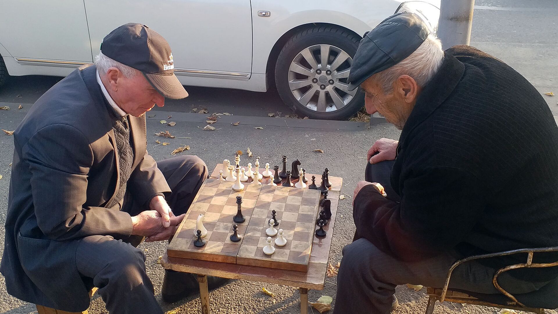 Пожилые люди играют в шахматы на одной из улиц Еревана - Sputnik Армения, 1920, 14.10.2021