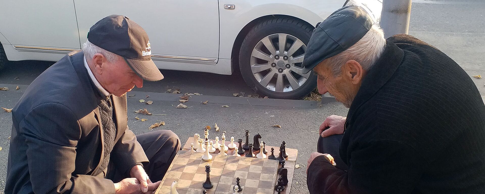 Пожилые люди играют в шахматы на одной из улиц Еревана - Sputnik Արմենիա, 1920, 10.06.2021