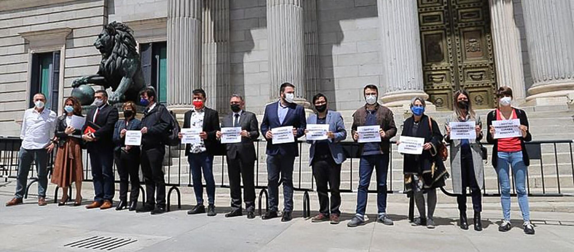 Группа испанских депутатов и сенаторов у центрального входа в Конгресс с плакатами требуют от Азербайджана освободить армянских военнопленных (11 мая 2021). Мадрид - Sputnik Արմենիա, 1920, 11.05.2021