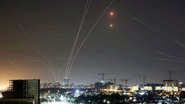 Израильская противоракетная система Железный купол перехватывает ракеты, запущенные из сектора (11 мая 2021). Израиль - Sputnik Армения