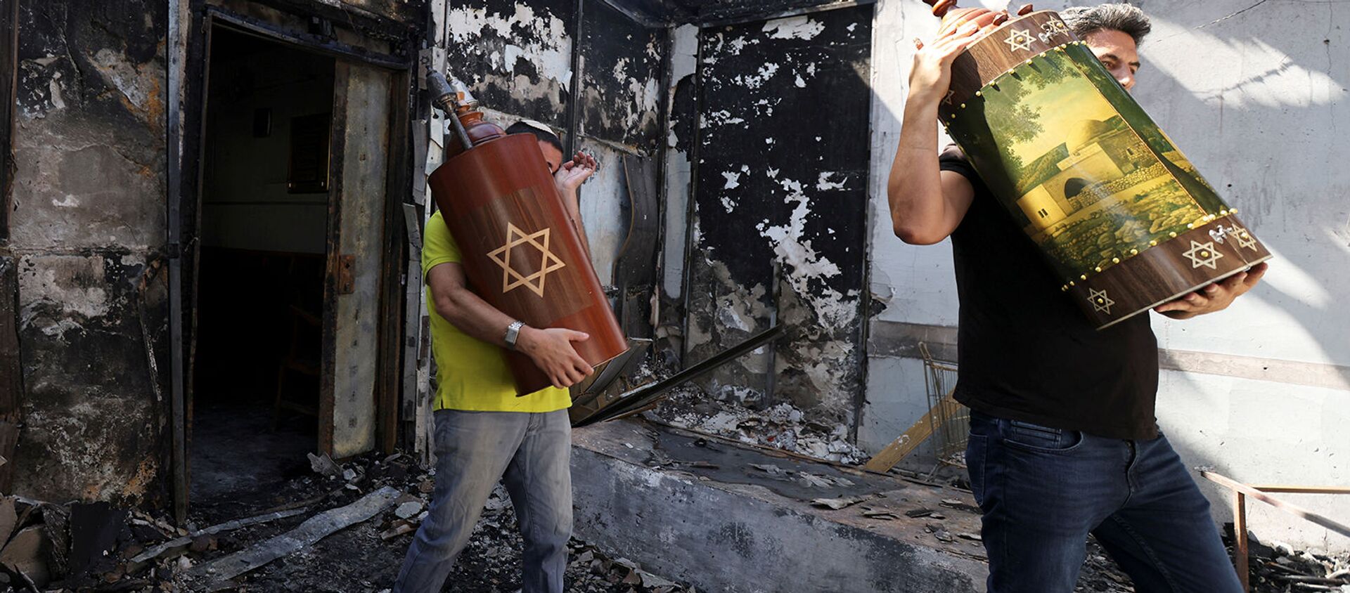 Мужчины вынимают Свитки Торы (еврейские священные писания) из синагоги, которая была сожжена во время ожесточенных столкновений в городе Лод (12 мая 2021). Израиль - Sputnik Արմենիա, 1920, 16.05.2021