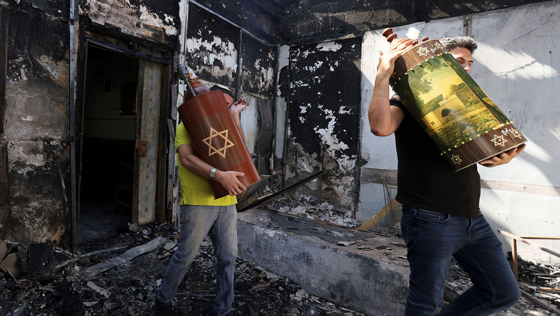 Мужчины вынимают Свитки Торы (еврейские священные писания) из синагоги, которая была сожжена во время ожесточенных столкновений в городе Лод (12 мая 2021). Израиль - Sputnik Արմենիա, 1920, 16.05.2021