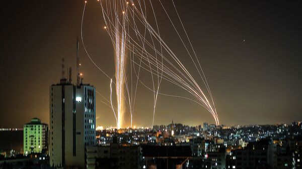 Ракеты запускаются из города Газа, контролируемого палестинским движением ХАМАС, в направлении прибрежного города Тель-Авив (11 мая 2021).  - Sputnik Армения