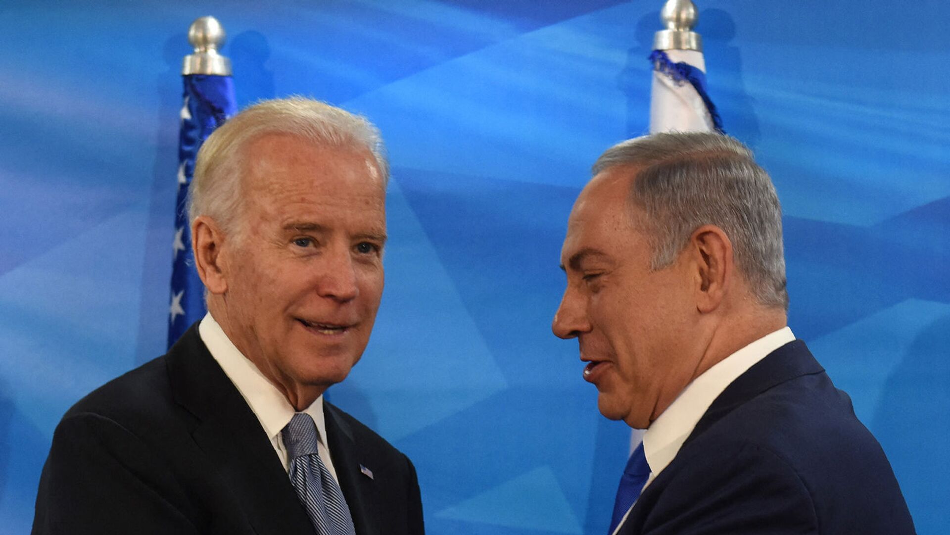 Вице-президент США Джо Байден и премьер-министр Израиля Биньямин Нетаньяху пожимают друг другу руки (9 марта 2016).  - Sputnik Армения, 1920, 27.07.2023