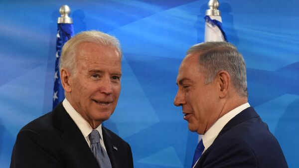 Вице-президент США Джо Байден и премьер-министр Израиля Биньямин Нетаньяху пожимают друг другу руки (9 марта 2016).  - Sputnik Արմենիա