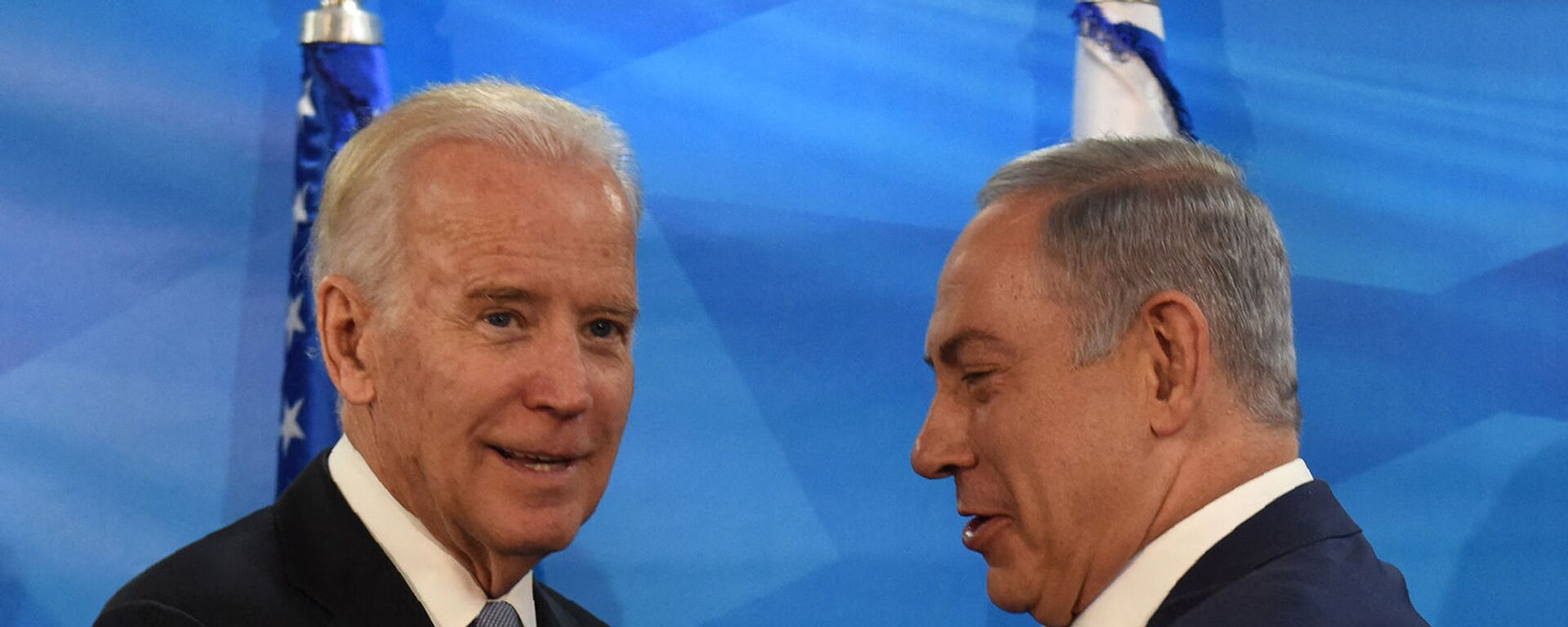 Вице-президент США Джо Байден и премьер-министр Израиля Биньямин Нетаньяху пожимают друг другу руки (9 марта 2016).  - Sputnik Армения, 1920, 12.05.2021