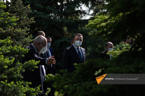 Премьер-министр Грузии Ираклий Гарибашвили во время посещения Мемориала Цицернакаберд (12 мая 2021). Еревaн - Sputnik Армения
