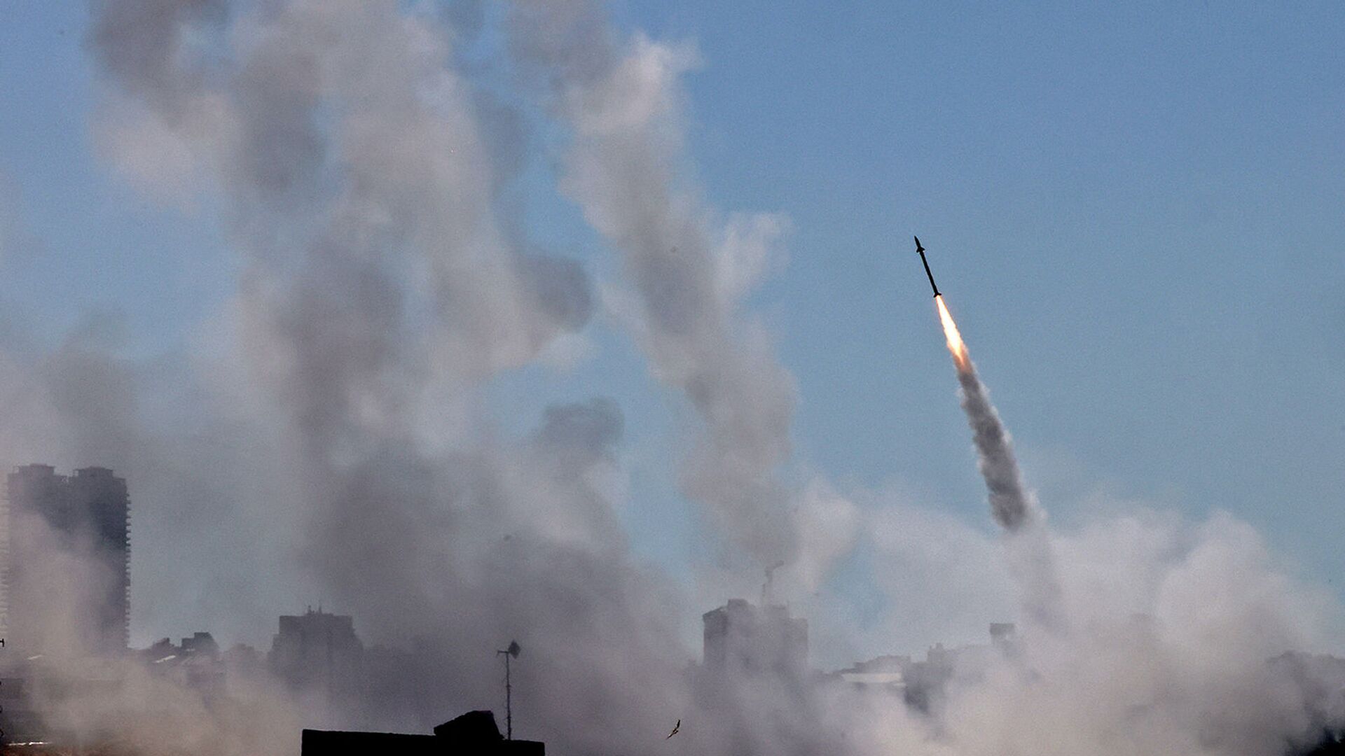 Система противовоздушной обороны Израиля Iron Dome активирована для перехвата ракеты, запущенной из сектора Газа, контролируемого палестинским движением ХАМАС (12 мая 2021). Ашдод - Sputnik Армения, 1920, 13.05.2021