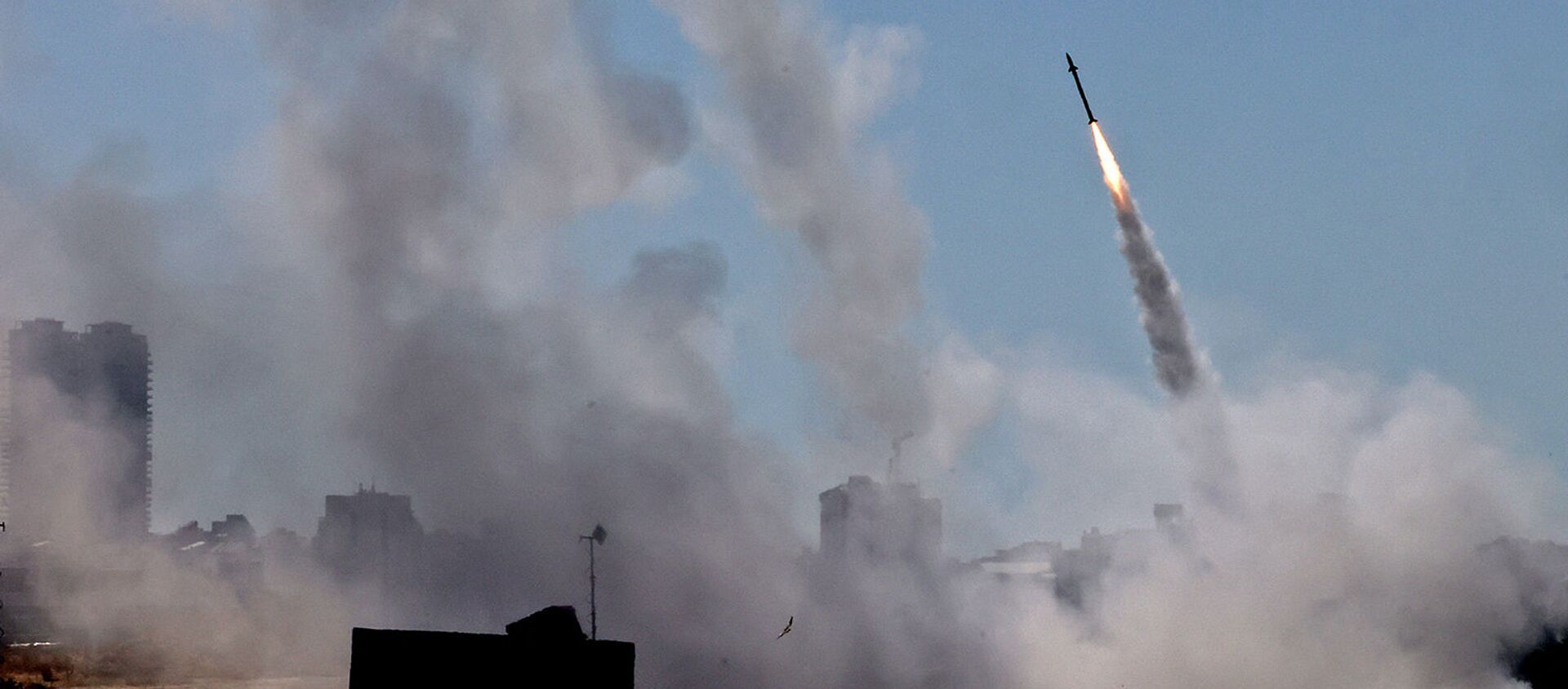 Система противовоздушной обороны Израиля Iron Dome активирована для перехвата ракеты, запущенной из сектора Газа, контролируемого палестинским движением ХАМАС (12 мая 2021). Ашдод - Sputnik Արմենիա, 1920, 17.05.2021