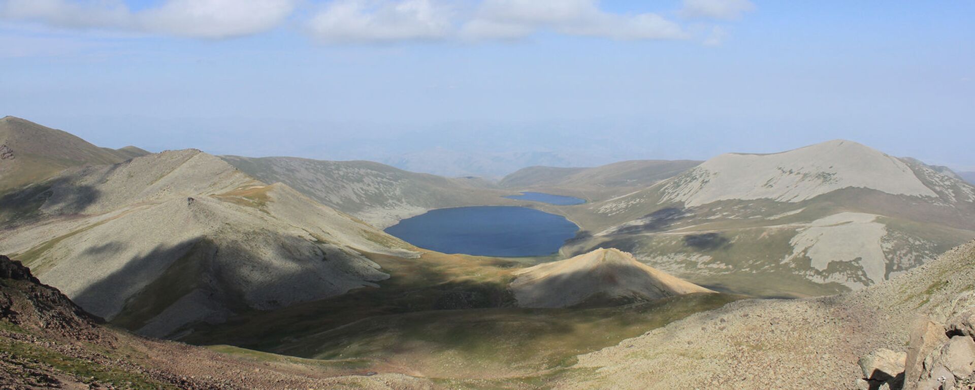 Озеро Сев Лич с вершины Мец Ишханасар - Sputnik Армения, 1920, 16.11.2021