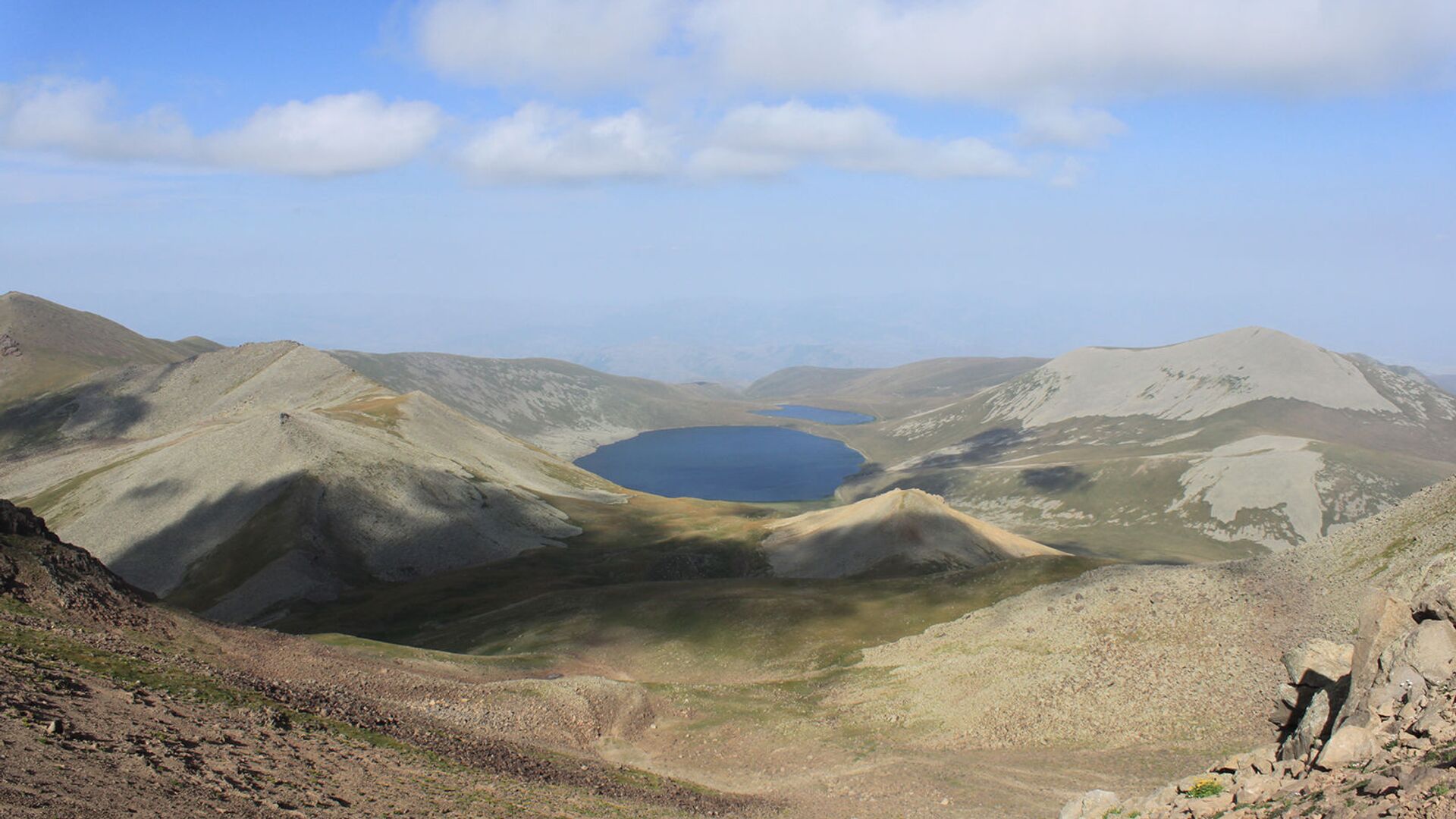 Озеро Сев Лич с вершины Мец Ишханасар - Sputnik Արմենիա, 1920, 16.08.2021